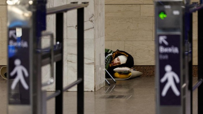 People take shelter inside a metro station during a Russian missile and drone strike, amid Russia's attack on Ukraine, in Kyiv, Ukraine November 19, 2025. REUTERS/Alina Smutko