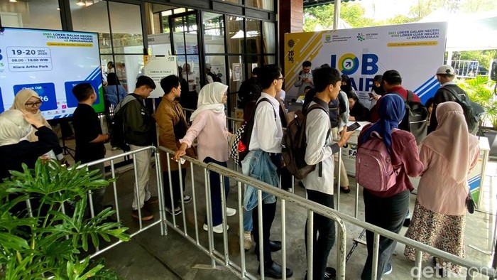 Suasana job fair yang digelar Disnaker Kota Bandung, Rabu (19/11/2025).
