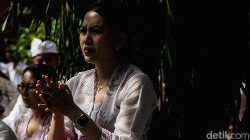 Umat Hindu melaksanakan ibadah hari Galungan di Pura Amerta Jati, Cinere, Depok, Jawa Barat, Rabu (19/11/2025). Galungan adalah hari suci umat Hindu yang menandai kemenangan kebenaran atas kejahatan serta menjadi waktu untuk memuliakan Ida Sang Hyang Widhi Wasa.