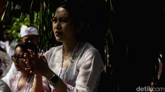 Umat Hindu melaksanakan ibadah hari Galungan di Pura Amerta Jati, Cinere, Depok, Jawa Barat, Rabu (19/11/2025). Galungan adalah hari suci umat Hindu yang menandai kemenangan kebenaran atas kejahatan serta menjadi waktu untuk memuliakan Ida Sang Hyang Widhi Wasa.