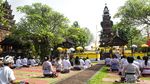 Suasana Khidmat Ibadah Hari Galungan di Pura Amerta Jati Cinere