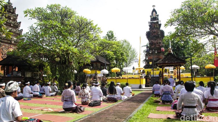 Umat Hindu melaksanakan ibadah hari Galungan di Pura Amerta Jati, Cinere, Depok, Jawa Barat, Rabu (19/11/2025). Galungan adalah hari suci umat Hindu yang menandai kemenangan kebenaran atas kejahatan serta menjadi waktu untuk memuliakan Ida Sang Hyang Widhi Wasa.