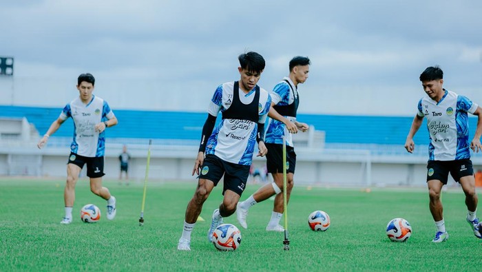 Suasana latihan PSIM Jogja di Stadion Mandala Krida, Kota Jogja, Kamis (13/11/2025).