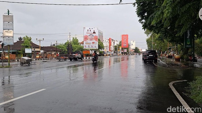 Suasana ruas Jalan Pejanggik, Cakranegara, Kota Mataram yang tampak lengang saat Galungan, Rabu (19/11/2025). (Nathea Citra/detikBali)