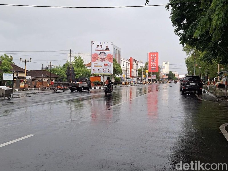 Suasana ruas Jalan Pejanggik, Cakranegara, Kota Mataram yang tampak lengang saat Galungan, Rabu (19/11/2025). (Nathea Citra/detikBali)