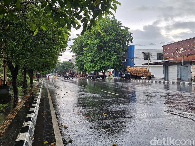 Suasana ruas Jalan Selaparang, Mayura, Cakranegara, Kota Mataram yang tampak lengang saat Galungan, Rabu (19/11/2025). (Nathea Citra/detikBali)