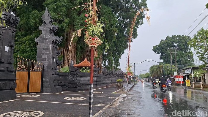 Suasana ruas Jalan Sultan Kaharudin, Pagesangan, Kota Mataram yang tampak lengang saat Galungan, Rabu (19/11/2025). (Nathea Citra/detikBali)