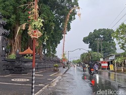 Foto: Suasana ruas Jalan Sultan Kaharudin, Pagesangan, Kota Mataram yang tampak lengang saat Galungan, Rabu (19/11/2025). Saat Hari Raya Galungan, Umat Hindu di Mataram biasanya akan melakukan upacara keagamaan ataupun berkumpul bersama keluarga. (Nathea Citra/detikBali)