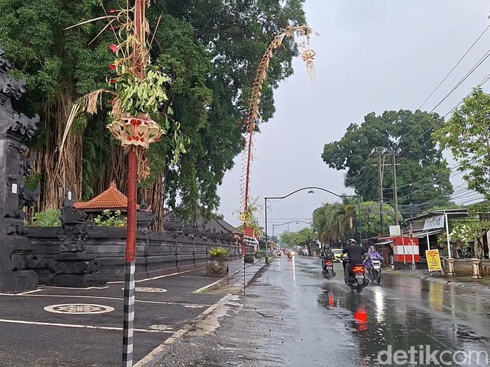 Suasana ruas Jalan Sultan Kaharudin, Pagesangan, Kota Mataram yang tampak lengang saat Galungan, Rabu (19/11/2025). (Nathea Citra/detikBali)