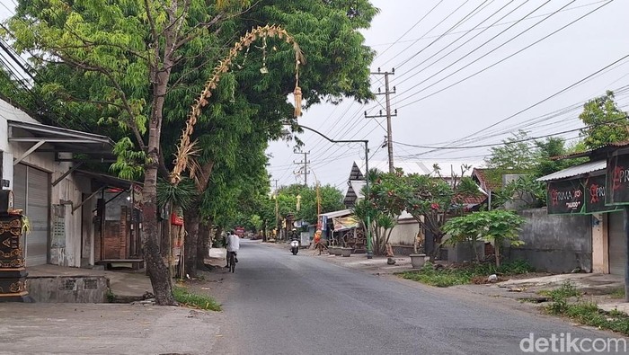 Suasana ruas Jalan Sultan Salahudin, Sekarbela, Kota Mataram yang tampak lengang saat Galungan, Rabu (19/11/2025). (Nathea Citra/detikBali)