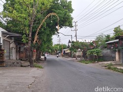 Lalu lintas di Jalan Sultan Salahudin, Sekarbela, Kota Mataram, terlihat lebih lengang dari biasanya. Ruas jalan yang umumnya padat dari dua arah itu tampak sepi pada Rabu (19/11/2025).