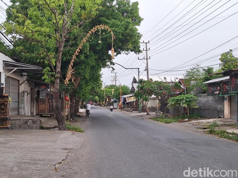 Suasana ruas Jalan Sultan Salahudin, Sekarbela, Kota Mataram yang tampak lengang saat Galungan, Rabu (19/11/2025). (Nathea Citra/detikBali)
