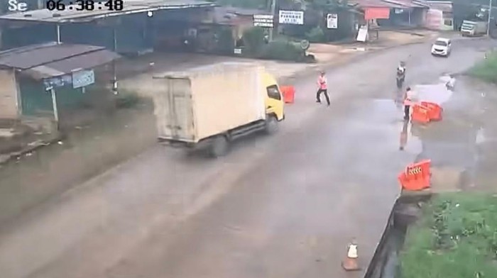 Rekaman CCTV truk tabrak petugas Perhubungan di Batang Hari, Jambi.
