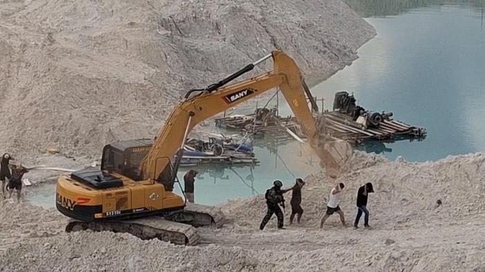Latihan gabungan TNI penertiban tambang ilegal di tiga lokasi di Pulau Bangka.