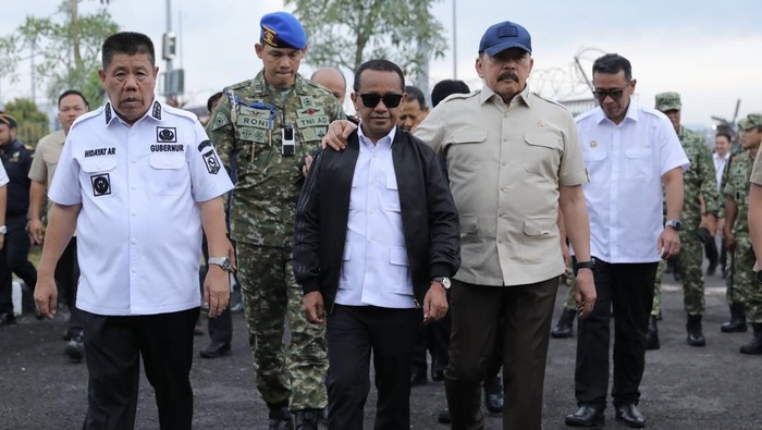 Jaksa Agung ST Burhanuddin (pakai topi) saat mengecek tambang ilegal di Bangka Tengah