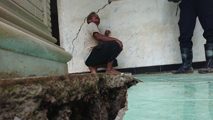 Kondisi rumah warga yang retak di Dusun Gadung, Desa Jombok, Kecamatan Pule, Trenggalek akibar tanah gerak