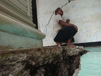 Rumah Terdampak Tanah Gerak, Bari dan Keluarga Memilih Bertahan