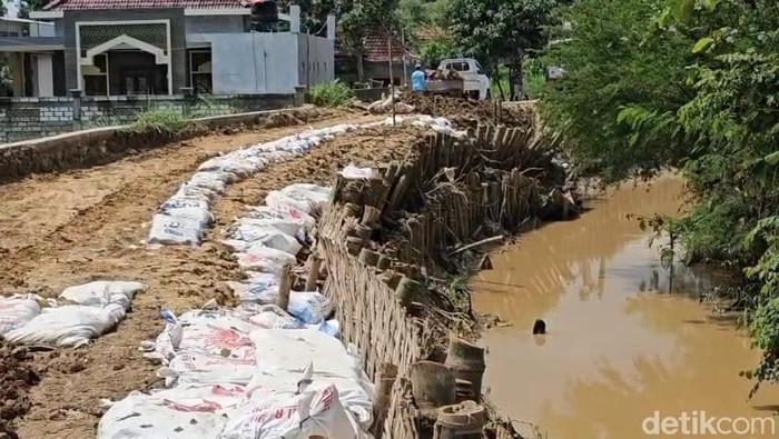Tanggul Sungai Widodaren Kecamatan Batangan, Kabupaten Pati mengalami longsor karena curah hujan, Rabu (19/11/2025).