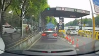Viral Sedan Audi Terobos Gerbang Tol Modus Pepet Pikap di Jaksel
