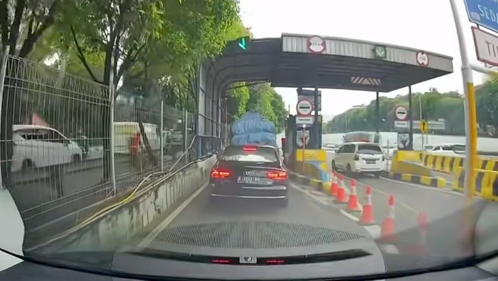 Tangkapan layar viral Audi terobos tol (dok. Istimewa)