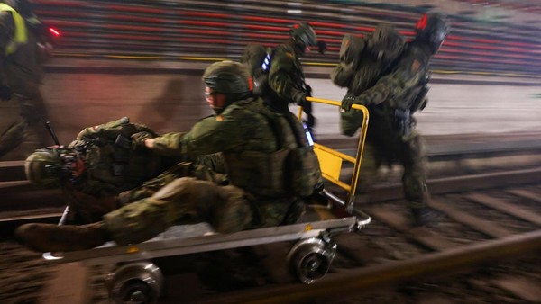 Tentara Jerman Gelar Simulasi Penyerbuan dan Evakuasi di Stasiun Metro Berlin, Suasananya Menegangkan!