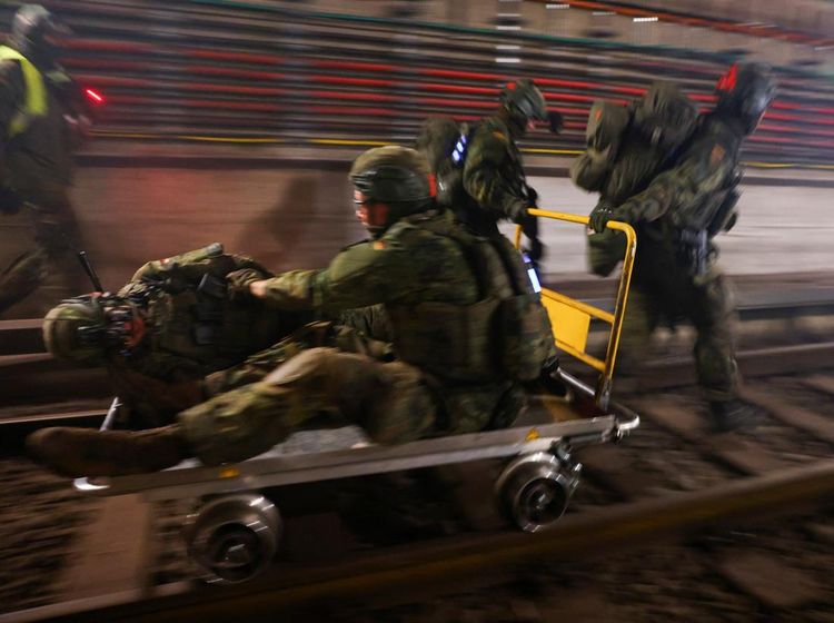 Tentara Jerman Gelar Simulasi Penyerbuan dan Evakuasi di Stasiun Metro Berlin, Suasananya Menegangkan!