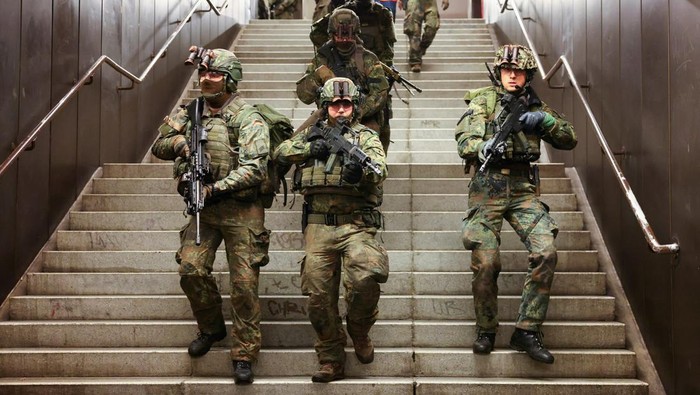 Stasiun metro Berlin yang biasanya dipenuhi para komuter berubah drastis menjadi arena latihan tempur pada Selasa pagi waktu setempat. Suara langkah sepatu bot, komando tegas, hingga simulasi tembakan menggema di lorong-lorong bawah tanah ketika tentara Jerman menggelar latihan penyerbuan dan evakuasi skala besar. REUTERS/Christian Mang