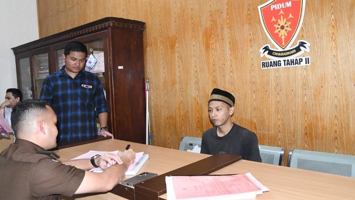 Tersangka RA, pembunuhan kurir paket di Aceh Timur diserahkan ke Jaksa. (dok. Polres Aceh Timur)