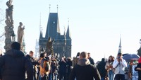 The Charles Bridge merupakan landmark yang berada di Praha, Republik Ceko ini muncul di film Mission: Impossible pertama yang rilis pada 1996. Melansir situs Britannica, jembatan Charler membentang di atas sungai Vltava yang dibangun di masa pemerintahan Raja Charles IV pada abad ke-14 (antara 1357-1402). (Donald Judge/wikimedia commons)