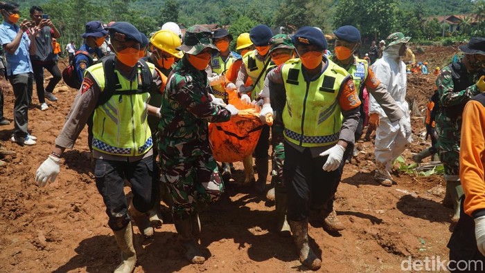 Tim SAR gabungan mengevakuasi korban longsor Desa Cibeunying, Kecamatan Majenang, Kabupaten Cilacap, Rabu (19/11/2025).