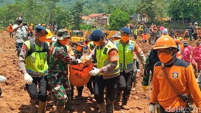 Tim SAR gabungan mengevakuasi korban longsor di Desa Cibeunying, Kecamatan Majenang, Kabupaten Cilacap, Rabu (19/11/2025).