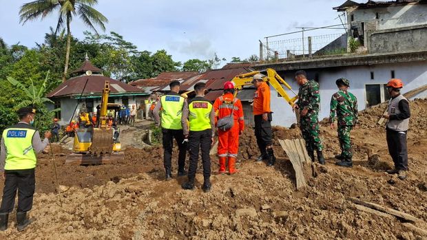 Tim SAR gabungan saat mencari korban longsor di Banjarnegara yang masih hilang.
