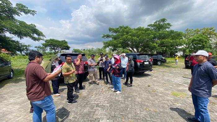 Tim teknis Kementerian PU meninjau lokasi sebelum penandatanganan kontrak pembangunan Sekolah Rakyat.