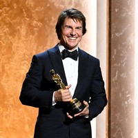 Tom Cruise sukses membuat penggemarnya pangling. Aktor Hollywood 64 tahun itu tampil dengan penampilan yang benar-benar berbeda dalam trailer perdana film terbarunya, Digger, yang baru dirilis Warner Bros. Foto: Variety via Getty Images/Gilbert Flores