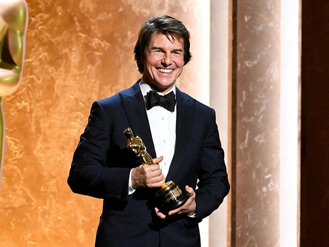 Tom Cruise sukses membuat penggemarnya pangling. Aktor Hollywood 64 tahun itu tampil dengan penampilan yang benar-benar berbeda dalam trailer perdana film terbarunya, Digger, yang baru dirilis Warner Bros. Foto: Variety via Getty Images/Gilbert Flores