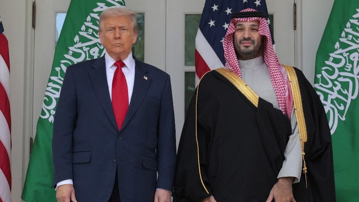 WASHINGTON, DC - NOVEMBER 18: U.S. President Donald Trump (L) and Crown Prince and Prime Minister Mohammed bin Salman of Saudi Arabia pause for photographs along the West Wing Colonnade at the White House on November 18, 2025 in Washington, DC. The two leaders held meetings aimed at strengthening economic and defense ties, including the sale of F-35 fighter jets to Saudi Arabia.   Chip Somodevilla/Getty Images/AFP (Photo by CHIP SOMODEVILLA / GETTY IMAGES NORTH AMERICA / Getty Images via AFP)