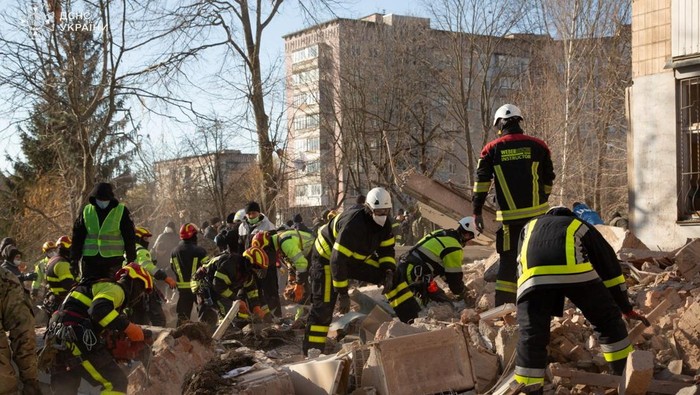 Rescuers carry the body of a person found under debris of an apartment building which was hit in the morning by a Russian missile strike, amid Russia's attack on Ukraine, in Ternopil, Ukraine, November 19, 2025. Press service of the State Emergency Service of Ukraine/Handout via REUTERS ATTENTION EDITORS - THIS IMAGE HAS BEEN SUPPLIED BY A THIRD PARTY. DO NOT OBSCURE LOGO.