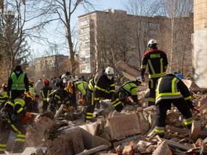 Rudal Rusia Hantam Apartemen di Ternopil, Petugas Evakuasi Korban