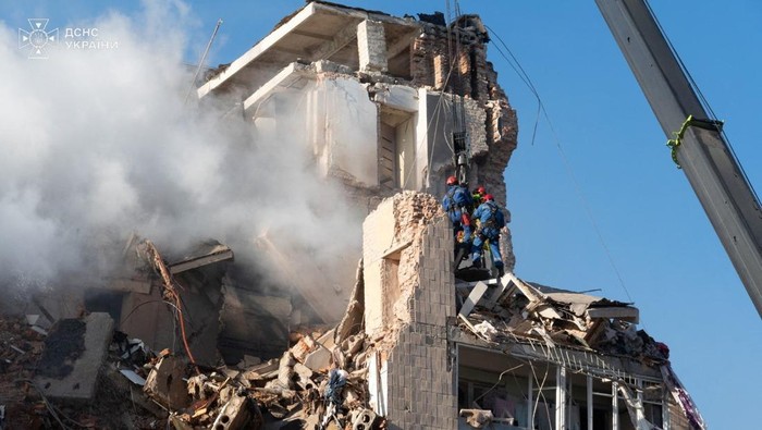 Rescuers carry the body of a person found under debris of an apartment building which was hit in the morning by a Russian missile strike, amid Russia's attack on Ukraine, in Ternopil, Ukraine, November 19, 2025. Press service of the State Emergency Service of Ukraine/Handout via REUTERS ATTENTION EDITORS - THIS IMAGE HAS BEEN SUPPLIED BY A THIRD PARTY. DO NOT OBSCURE LOGO.