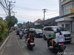 Untuk Jalan Raya Kerobokan, arus lalu lintas menjadi yang paling padat. Tumpukan mobil masih terlihat mengular di berbagai titik perempatan, terutama dari arah Sunset Road. Sebaliknya, dari arah Denpasar sendiri kendaraan lebih lancar meski tetap padat. Meski demikian, kemacetan yang terjadi terlihat tidak seriuh dibanding hari-hari biasa di Jalan Raya Kerobokan. (Fabiola Dianira)
