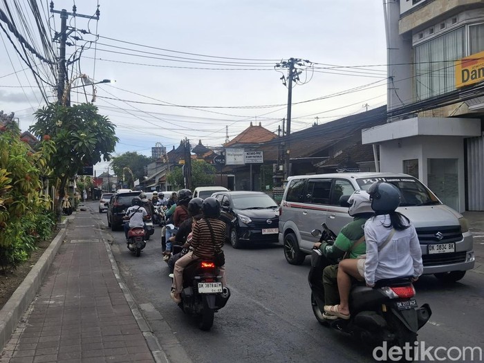 Untuk Jalan Raya Kerobokan, arus lalu lintas menjadi yang paling padat. Tumpukan mobil masih terlihat mengular di berbagai titik perempatan, terutama dari arah Sunset Road saat Galungan, Rabu (19/11/2025). (Fabiola Dianira)