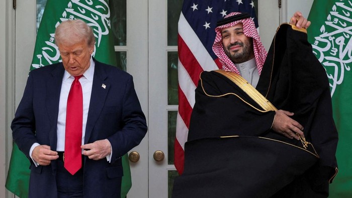 U.S. President Donald Trump and Saudi Crown Prince and Prime Minister Mohammed bin Salman pose on their way to the Oval Office at the White House in Washington, D.C., U.S., November 18, 2025. REUTERS/Jessica Koscielniak