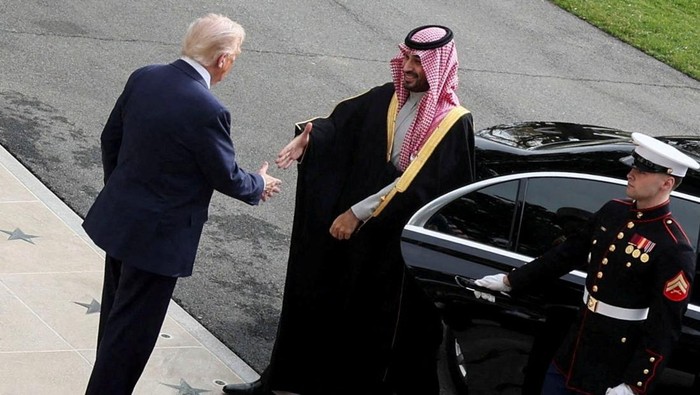 Trump menyambut Putra Mahkota Arab Saudi, Pangeran Mohammed bin Salman (MBS), yang berkunjung ke Gedung Putih pada November 2025 (dok. REUTERS/Jessica Koscielniak)