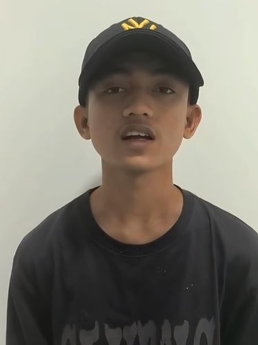Video Rizki saat mengabarkan kondisi dirinya di Kamboja Video Rizki saat mengabarkan kondisi dirinya di Kamboja