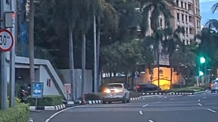 Viral pemobil nyetir mundur di jalanan SCBD, Jaksel