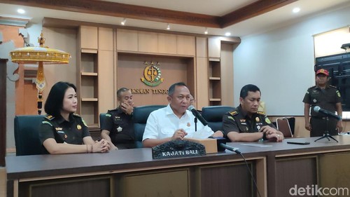 I Putu Gede Astawa (kanan) saat mendampingi mantan Kajati Bali, Ketut Sumedana (tengah) beberapa waktu lalu.