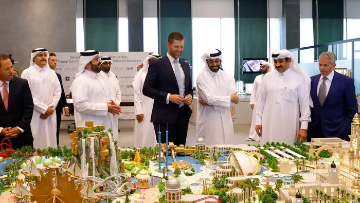Wakil Presiden Eksekutif Trump Organization Eric Trump meninjau sebuah rencana real estate untuk proyek lain yang melibatkan perusahaan berbasis Dubai, Dar Global, di Doha pada bulan April.