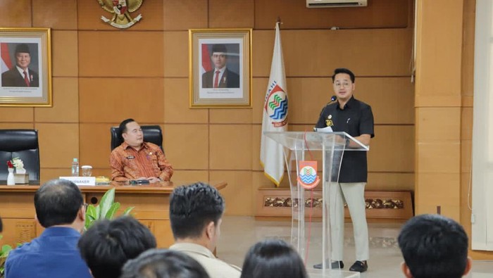 Wakil Wali Kota Cimahi, Adhitia Yudisthira saat Sosialisasikan Aplikasi Nyari Gawe dan Perlindungan PMI