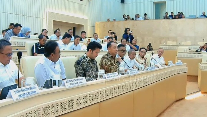 Wali Kota Surabaya Eri Cahyadi saat Rapat Dengar Pendapat (RDP) di Komisi II DPR RI