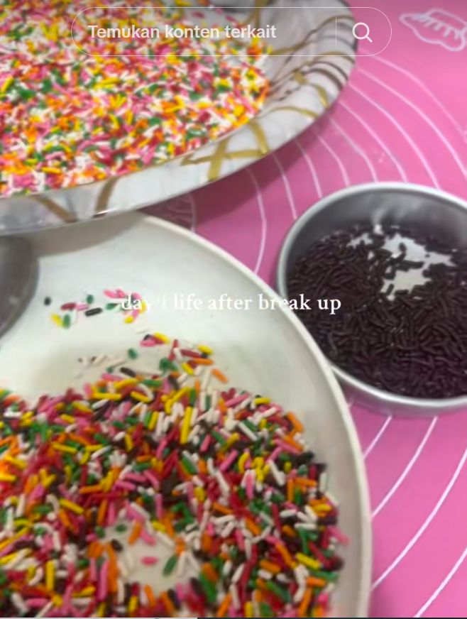 Wanita Ini Pisahkan Meses Warna-Warni hingga 2 Jam Wanita Ini Pisahkan Meses Warna-Warni hingga 2 Jam usai Putus Cinta.